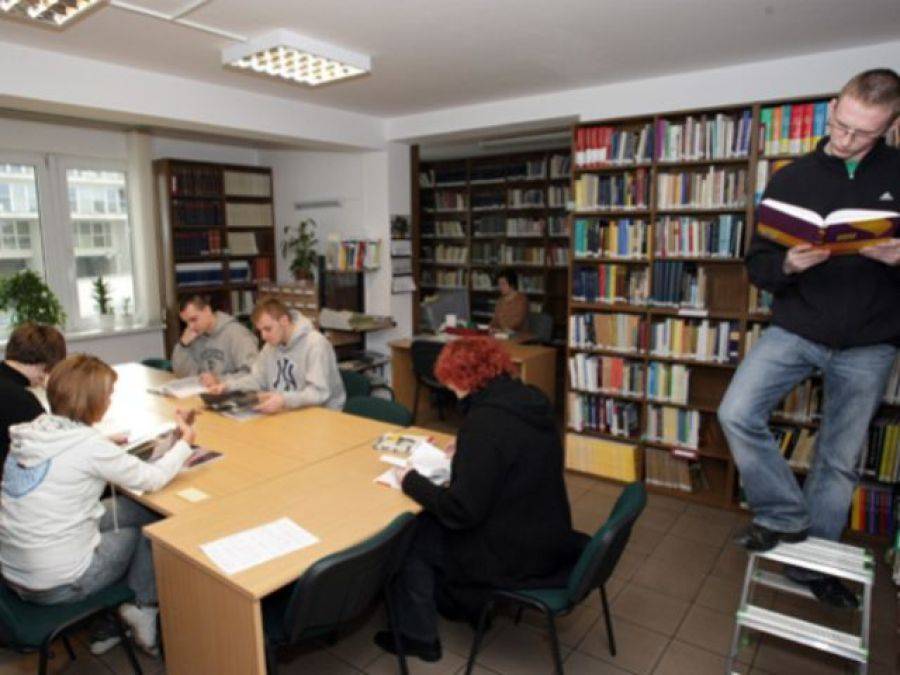 Po podręcznik już nie trzeba czekać w kolejce. PWSIiP testuje e-bibliotekę.