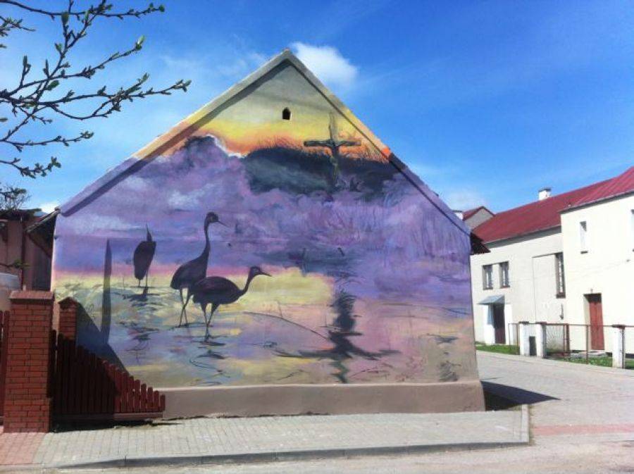 Nieciekawy budynek całkowicie zmienił swoje oblicze. Teraz przyciąga obrazami artystów- FOTO 