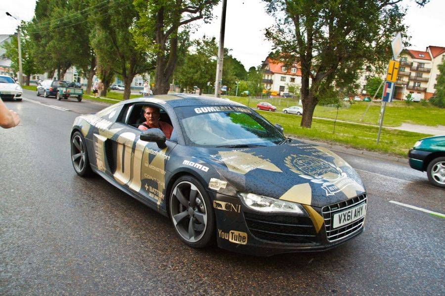 [NOWE ZDJĘCIA + VIDEO] Gwiazda Słonecznego Patrolu pomknęła przez Łomżę. Gumball 3000 przejechał