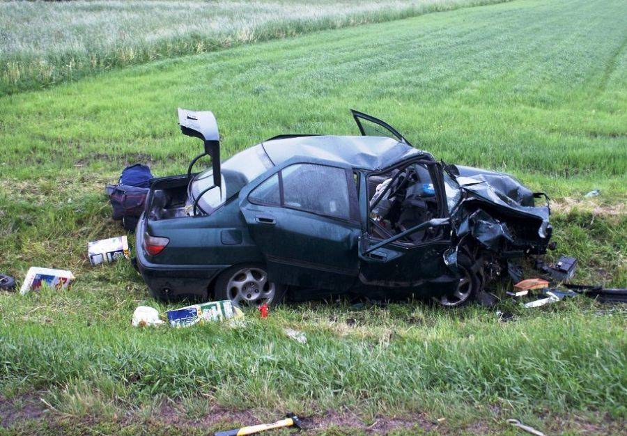 Śmiertelny wypadek koło Mężenina, toyota na drzewie. Wypadkowa doba- FOTO