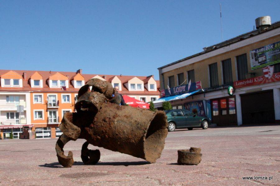 Pocisk z katiuszy przed ratuszem- FOTO