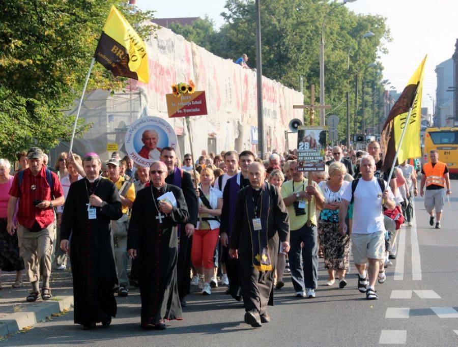 Łomżyńska pielgrzymka będzie promowała województwo. Za 10 tysięcy.