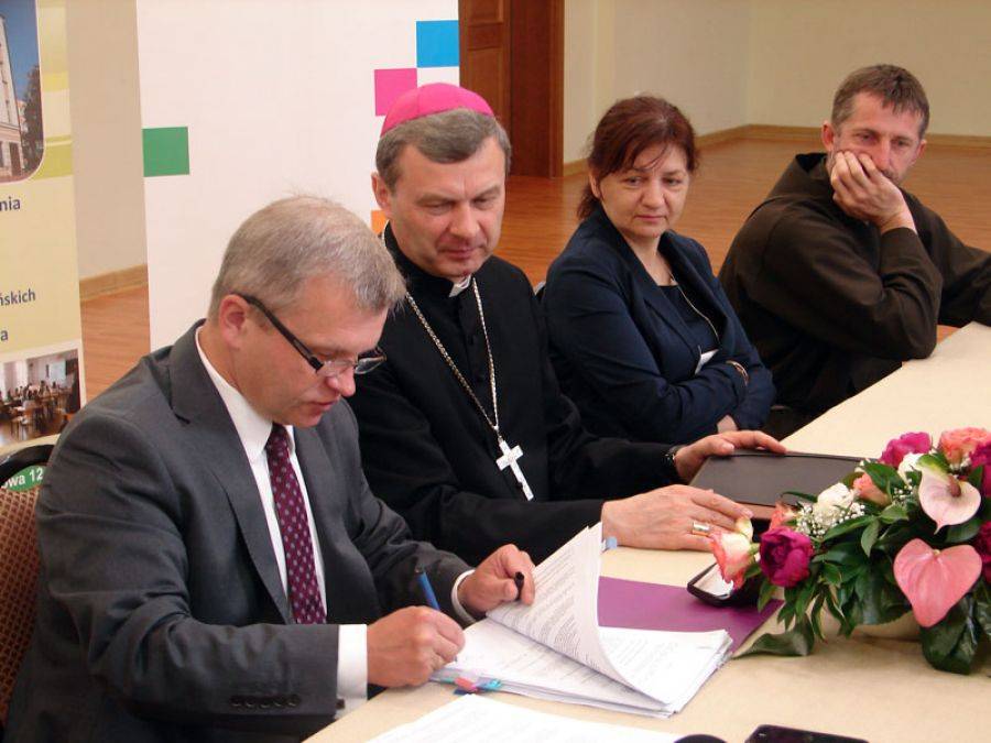 Proboszczowie podpisali umowy- FOTO