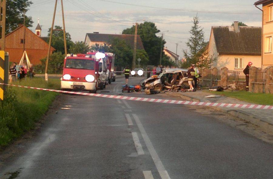 Śmierć na miejscu. 25-latek rozbił się volvo.