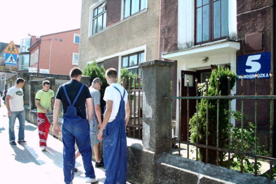 Tablica upamiętniająca ofiary ubeków czeka na odsłonięcie
