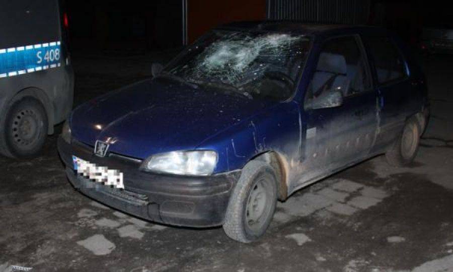 Skakali po samochodach. Zniszczenia w tysiącach złotych.