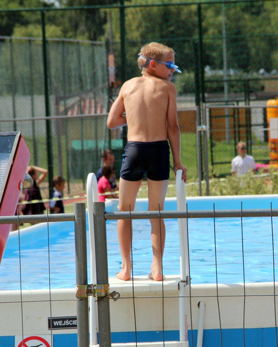 [VIDEO+FOTO] Pierwsze kąpiele pod chmurką. Plaża i basen już czekają