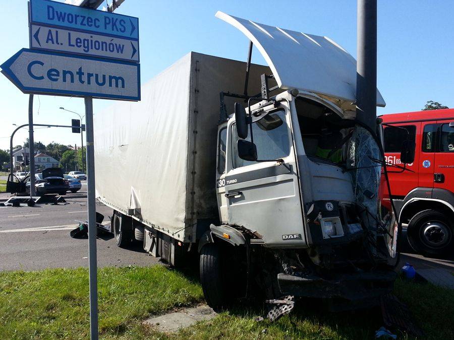 Wypadek koło dworca. Nie działa sygnalizacja, tworzą się korki- FOTO