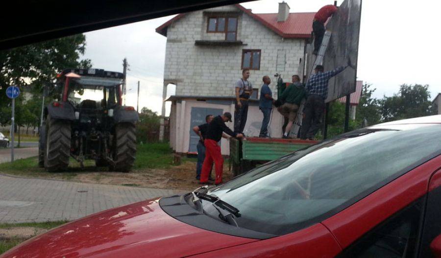 Pracowali bez odzieży ochronnej i zabezpieczeń. O krok od wypadku!