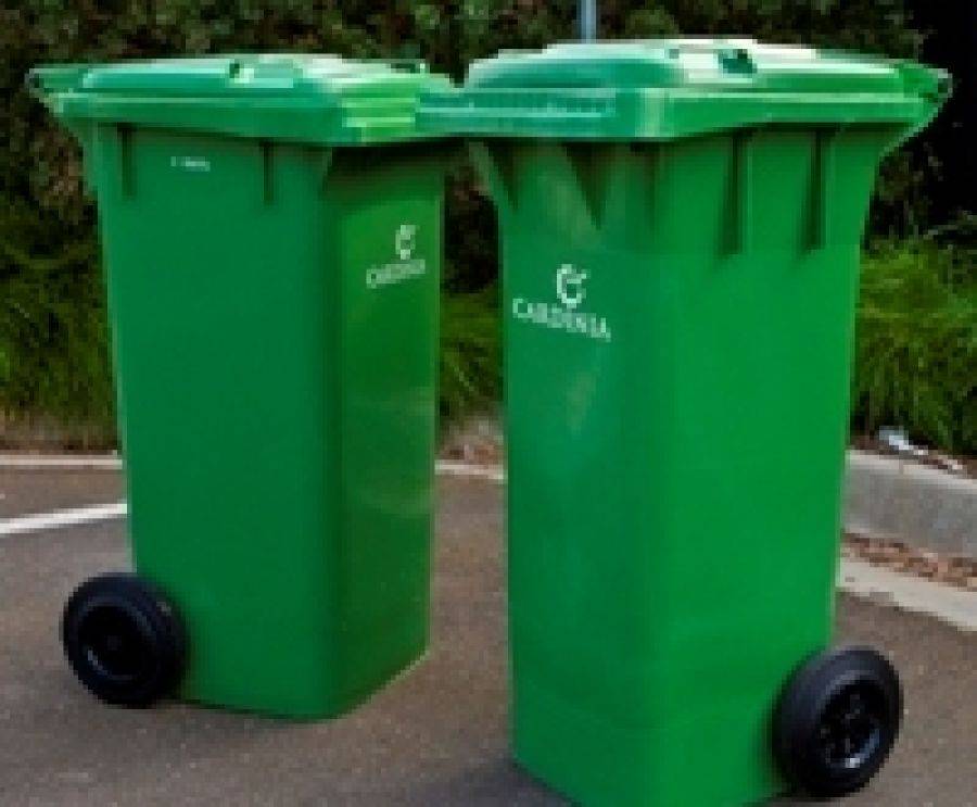 Kosz na śmieci wystaw przed bramę. Inaczej nie zostanie opróżniony.