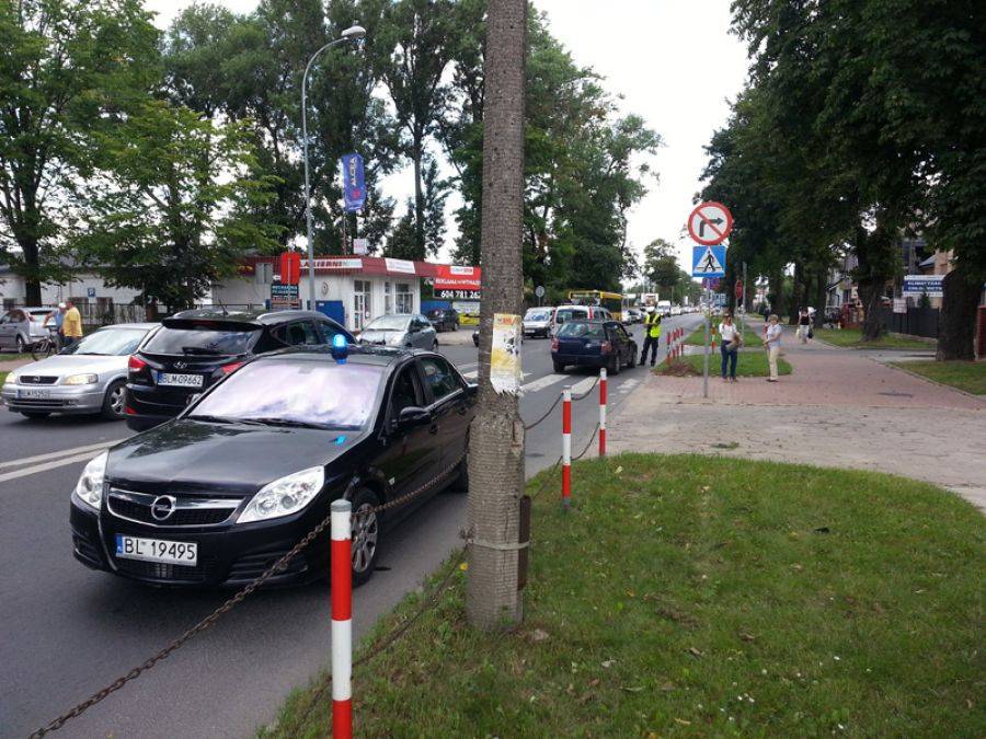 Potrącenie na Al. Legionów. Volkswagen wjechał w młodą kobietę- FOTO