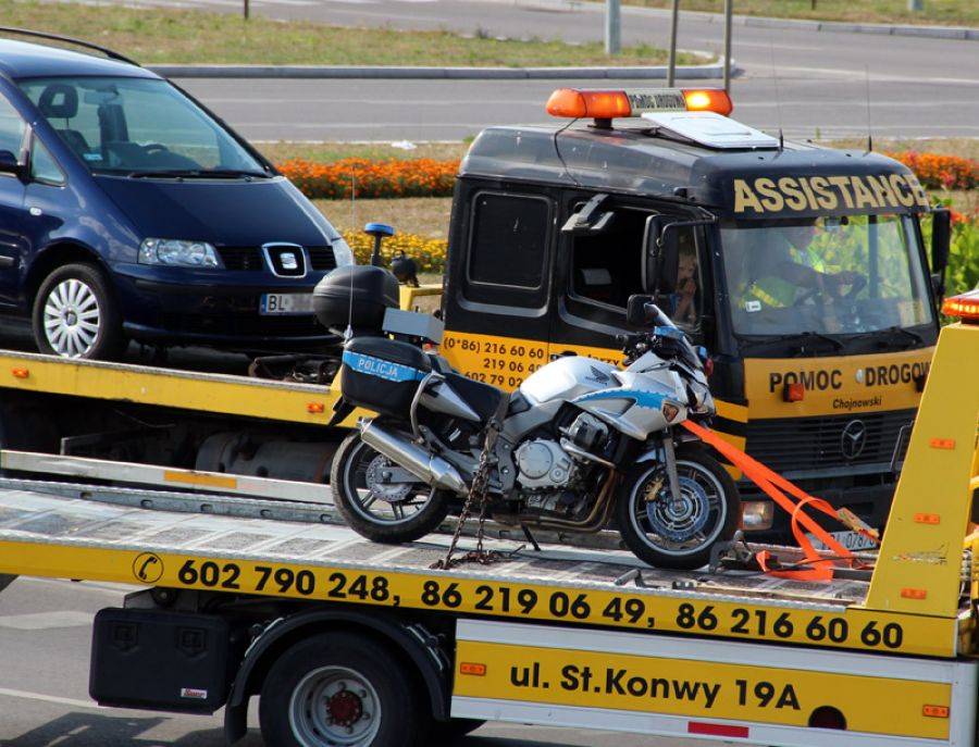[FOTO] Wypadek na rondzie Solidarności. Policjant w szpitalu!