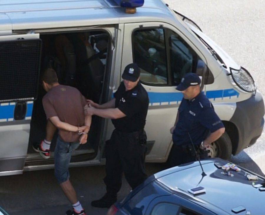 [VIDEO+FOTO] Chcieli rozdzielić narkotyki w środku osiedla. Zgarnęła ich policja!