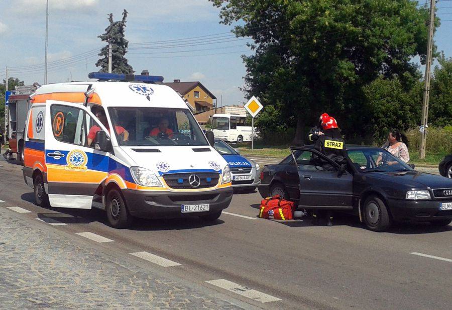 Skoda zderzyła się z audi. Jeden pas Szosy Zambrowskiej zablokowany- FOTO