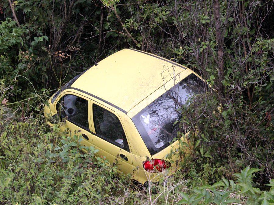 [FOTO] Matiz wypadł z drogi. Kierująca autem trafiła do szpitala!