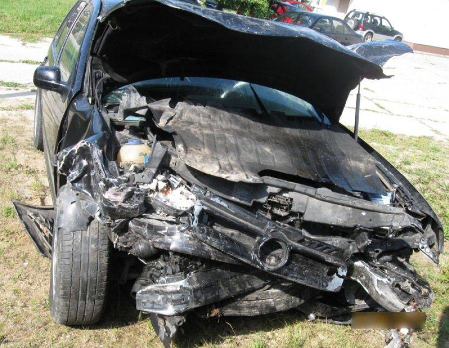 Udzielał kobiecie pomocy. Wtedy wjechał w nich samochód. Tragiczny wypadek!
