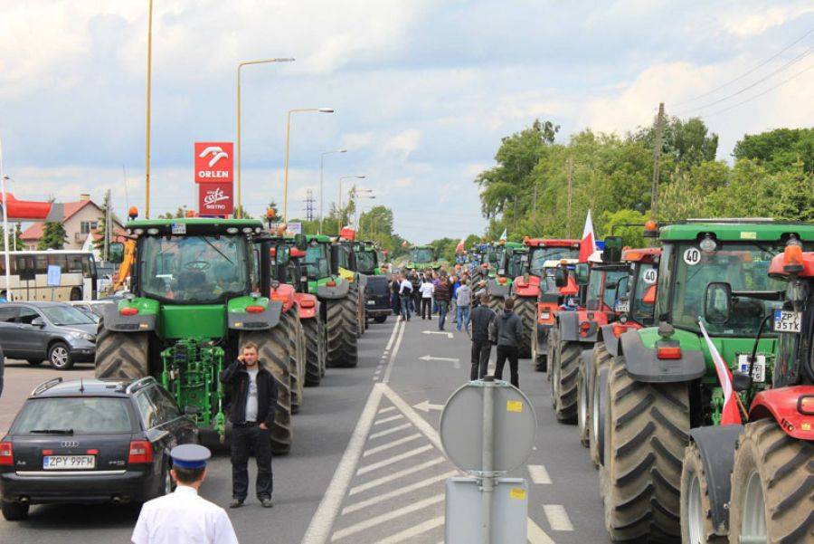 Rolnicy jadą protestować. Krajowa 61 będzie nieprzejezdna.