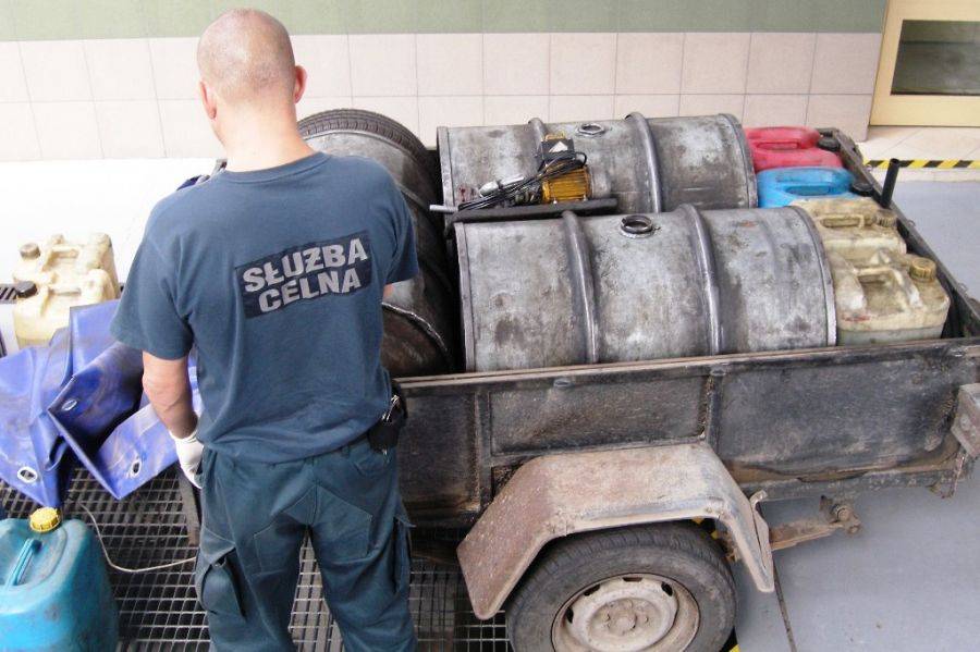 Nielegalnych papierosów pilnowały gołębie. Kontrabandę przejęli celnicy- FOTO