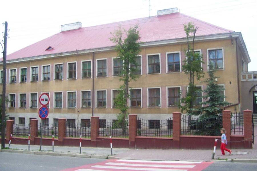Szkoła Podstawowa nr 2 zdegradowana do filii SP nr 4. Reorganizacje w oświacie.