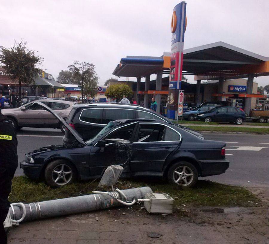 BMW uderzyło w słup [FOTO]