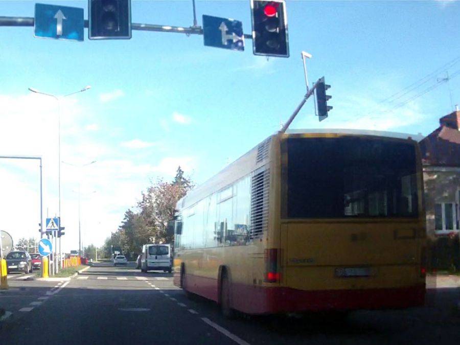 Kierowca autobusu zlekceważył czerwone. MPK: Będą konsekwencje! [VIDEO]