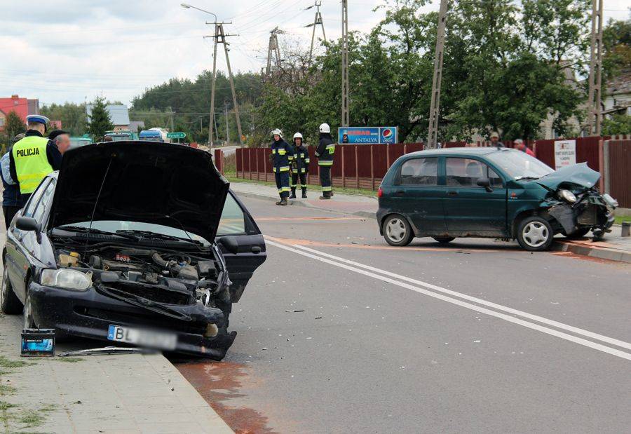 Wjechał prosto pod koła. Dwie osoby w szpitalu- FOTO