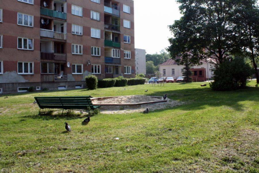 Kilkumiesięczne interwencje przyniosły skutek. Mieszkańcy ul. Dmowskiego doczekają placu zabaw.
