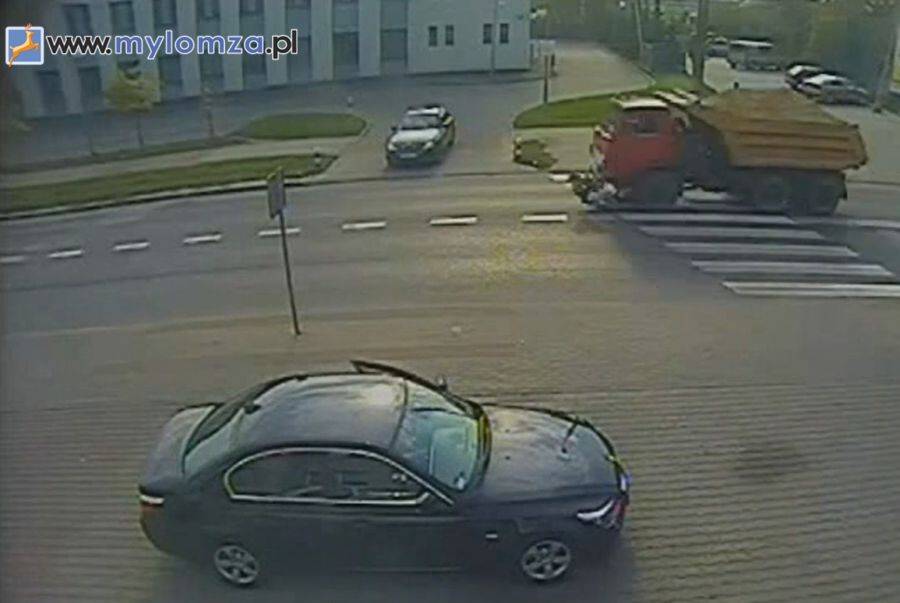 Potrącenie na przejściu dla pieszych! Wszystko nagrała kamera monitoringu. [VIDEO]