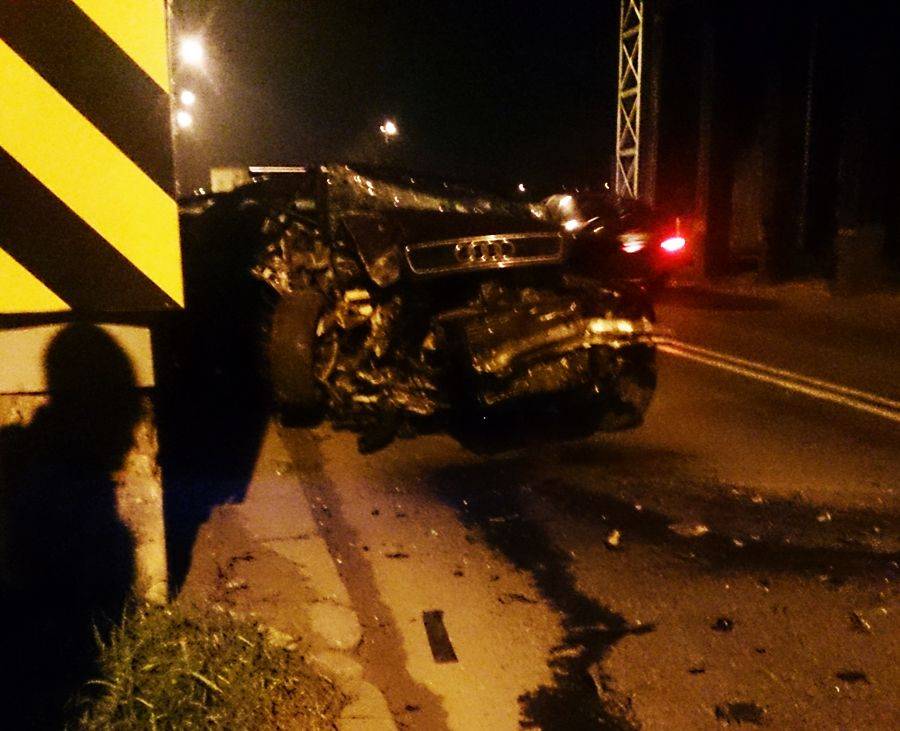 Z dużą prędkością uderzył w wiadukt. Porzucił kompletnie rozbite audi i uciekł! [FOTO]