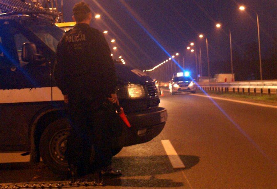 Uciekał kradzioną toyotą. Ugrzązł w błocie.