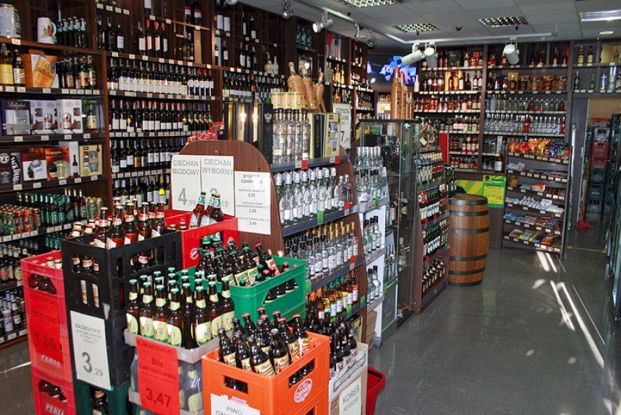 Tu młodzież kupi alkohol bez problemu. Kontrole dokumentów to fikcja.