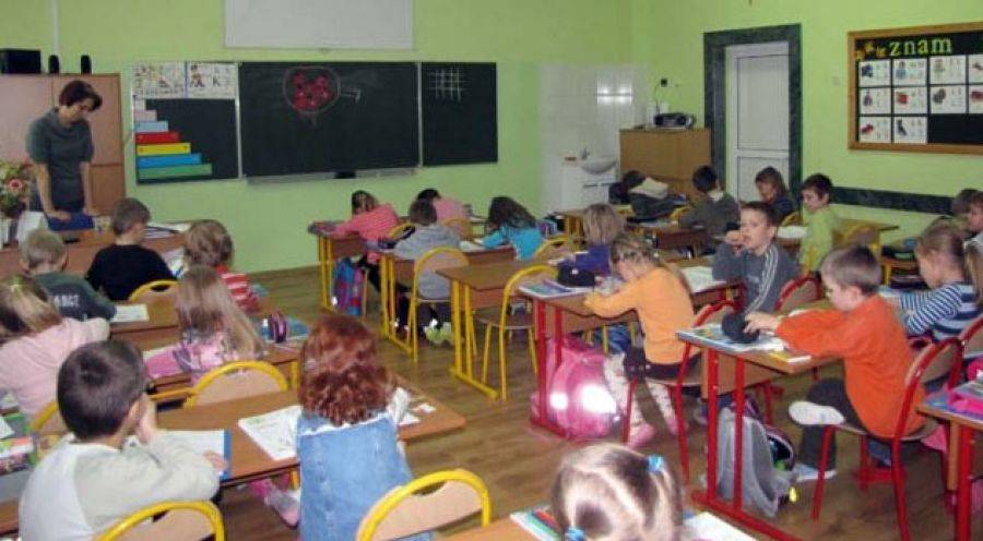 Transparenty i flagi na szkołach. To będzie początek sporu z rządem.