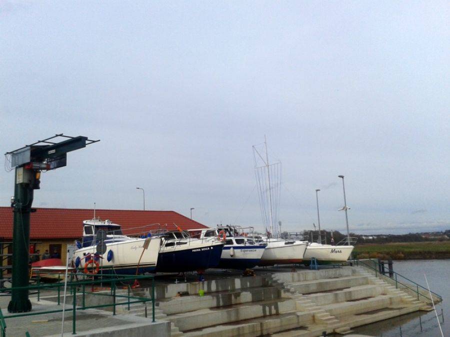 Pusty port na rzece
