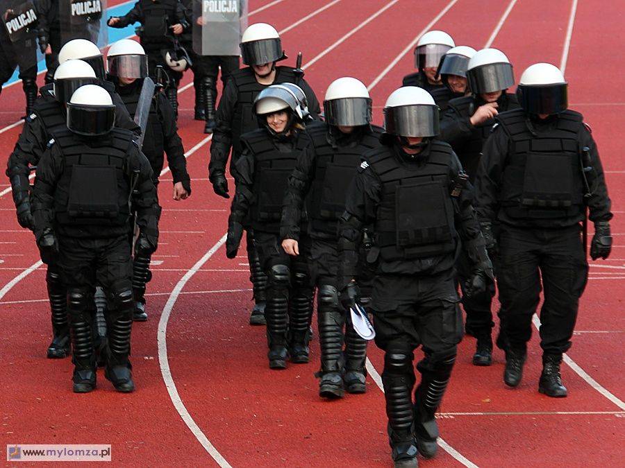 Kordon policji na stadionie [FOTO]