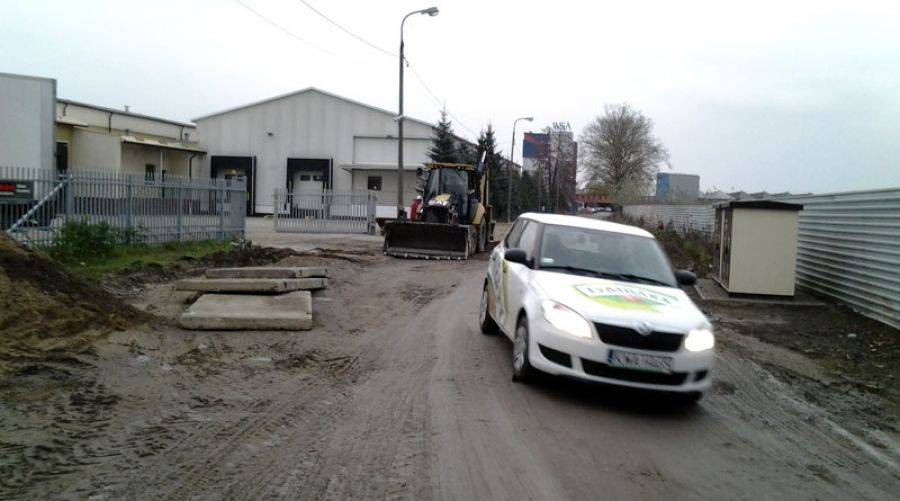 Suchą nogą przez ul. Ciepłą. Łomżyniacy przestali czekać na Galerię Narew.
