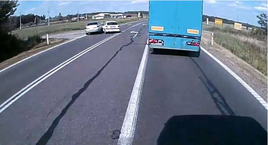 Policyjna vectra przecięła ciągłą linię i uderzyła w skręcające auto. Film trafił do sieci. [VIDEO]