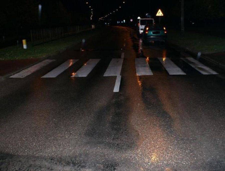 Kierowcę oślepiły światła z naprzeciwka. Uderzył w 17-latkę.