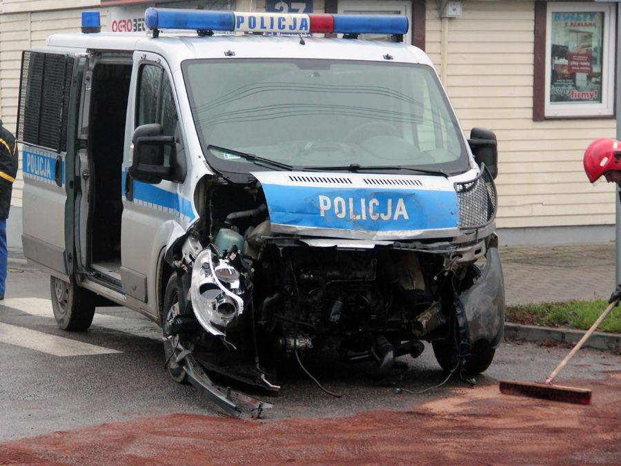 Policyjny radiowóz wjechał pod ciężarówkę. [FOTO]