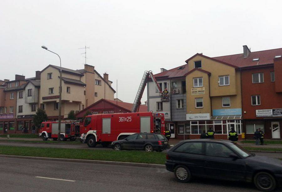 Płonie dom przy ul. Piłsudskiego. Boją się, by ogień nie przedostał się dalej. [FOTO]