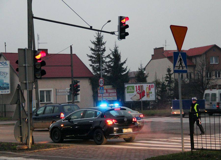 Nastolatkowie wbiegli pod koła. Mieli czerwone światło.