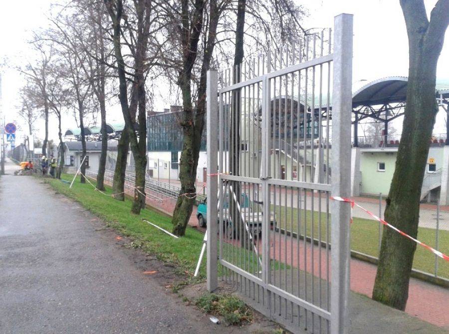 Ogrodzenie na stadionie trudniejsze do sforsowania. Prace trwają.