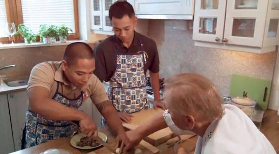 Zambrów uczy amerykańskich dyplomatów... lepienia pierogów! [VIDEO]