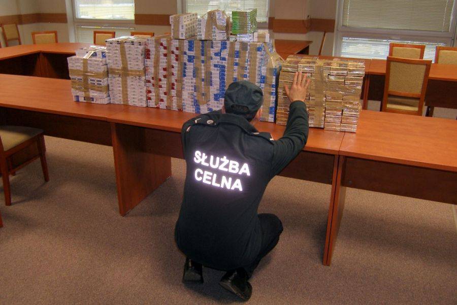 Dziewięciu mężczyzn zatrzymanych. Celnicy weszli do garaży.