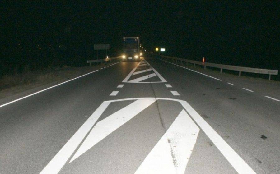 Z otwartym złamaniem nogi czekał na pomoc. Sprawca uciekł z miejsca wypadku.