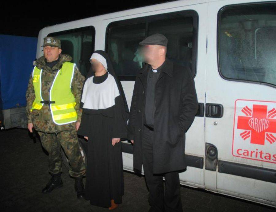 Fałszywy ksiądz z zakonnicą przemycali papierosy [FOTO]