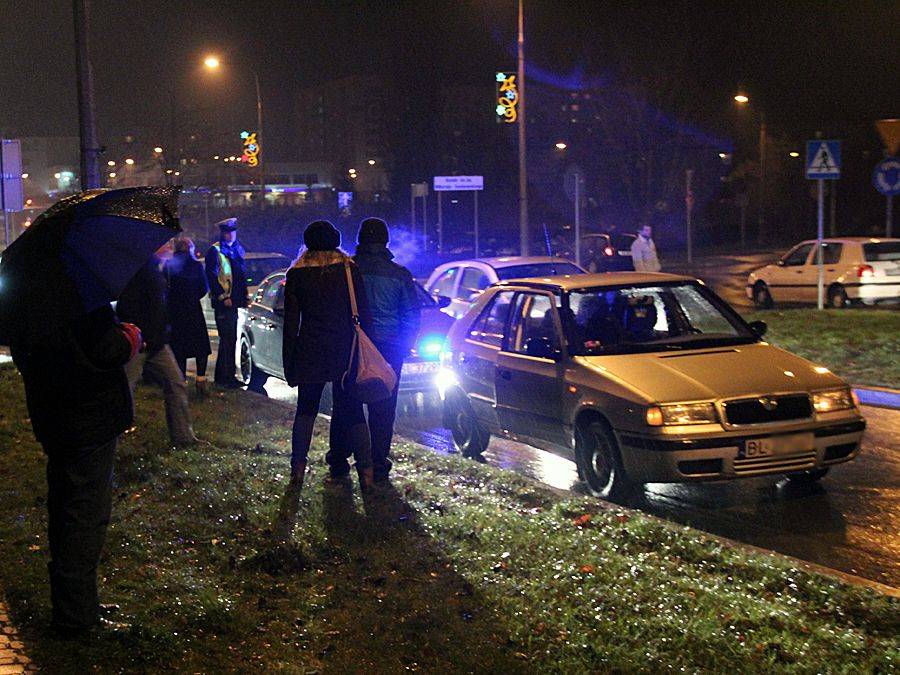 Kobieta wjechała w grupę przechodniów. Są poszkodowani. [FOTO]