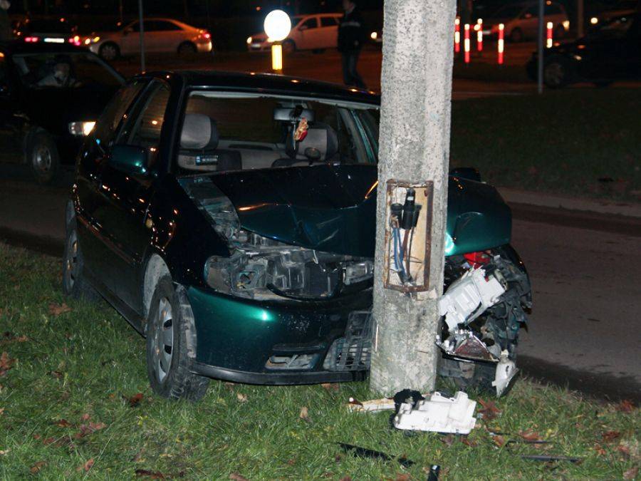 Volkswagen uderzył w latarnię [FOTO]