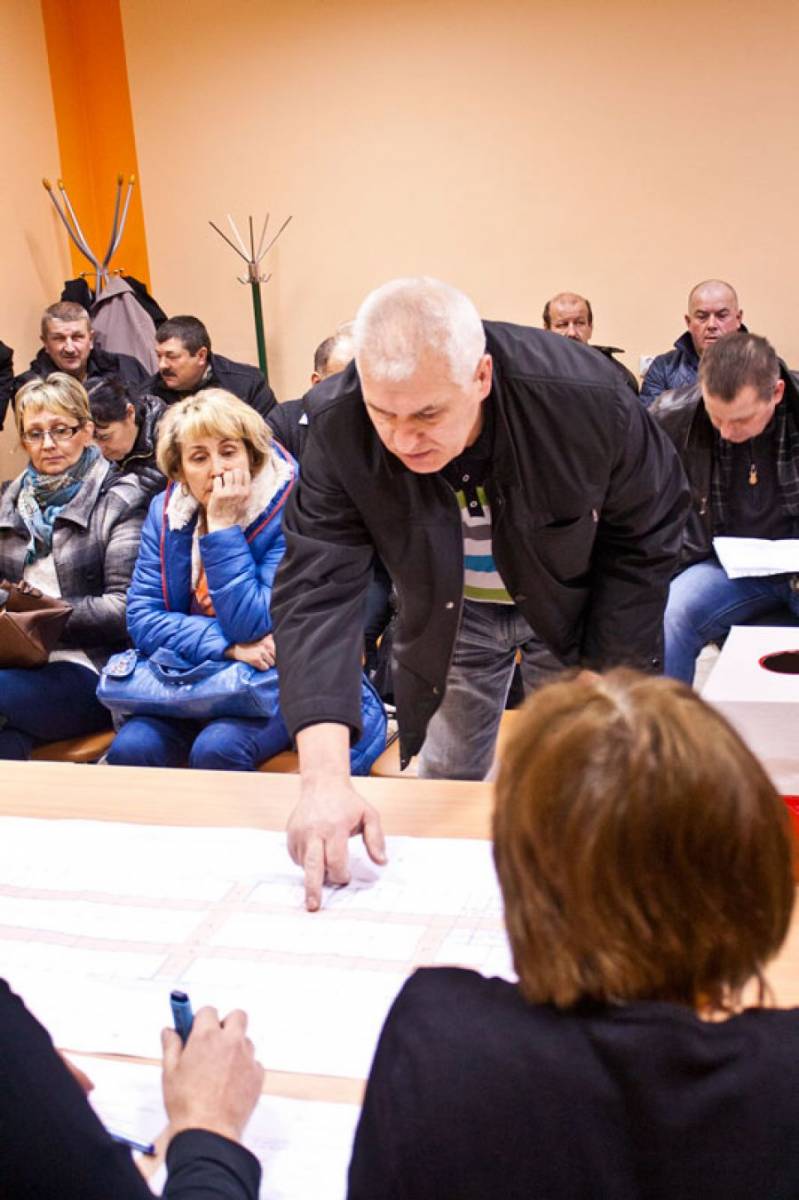 Przydział lokali w nowej hali targowej wzbudza duże emocje. Kupcy przyszli na sesję [FOTO] [AKTUALIZ