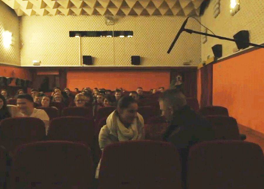 Takich zaręczyn jeszcze nie było. Oświadczył się ukochanej w kinie! [VIDEO]