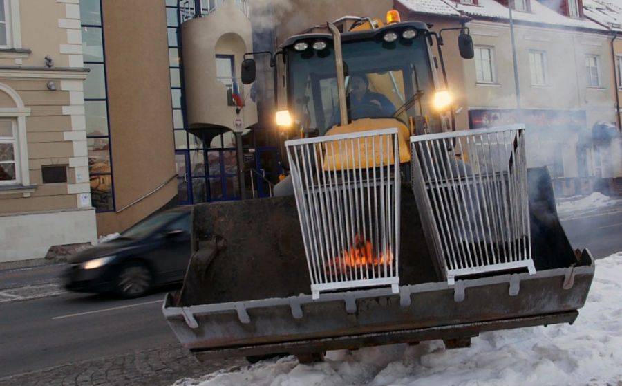 Ręce ogrzejesz nad koksownikiem. Właśnie stają w całym mieście.